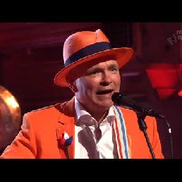 Zanger Senioren Ouderen De Oranje Man