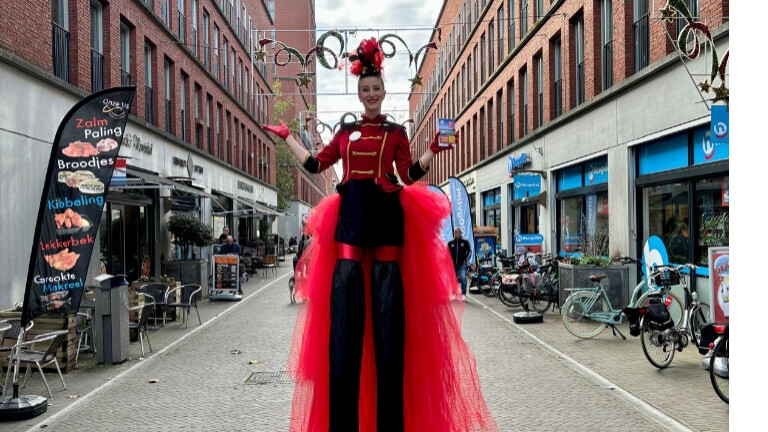 Moederdag Valentijn Opening Stelten Act