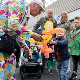 Ballonnen artiest voor het terras