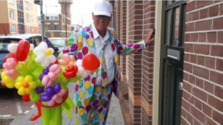 Ballonnen artiest voor het terras