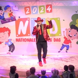 Kindervoorstelling Almere  (NL) Johnny Glitter - Beweegshow (zang&dans)