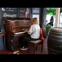 Pianist Fleur